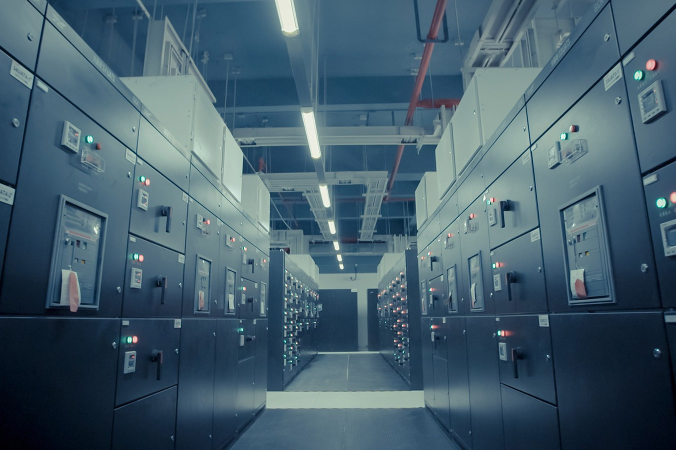 What Special Considerations Are Needed for Power Factor Correction in Facilities with Large UPS Systems and Data Centers?